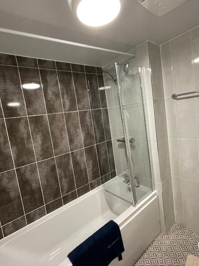 3 Bed House With Parking Near Airport * Эдинбург