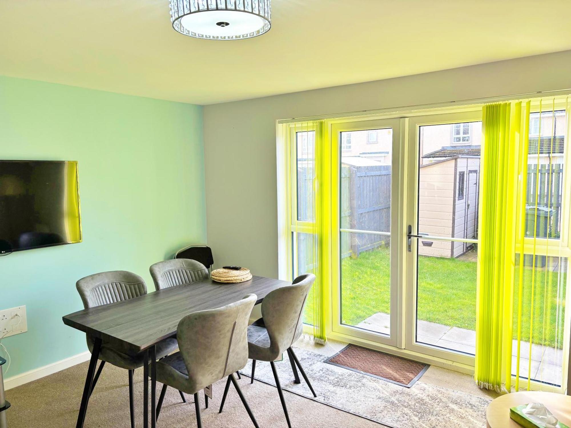 3 Bed House With Parking Near Airport Дом отдыха