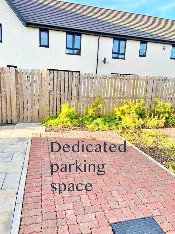 Дом отдыха 3 Bed House With Parking Near Airport Эдинбург