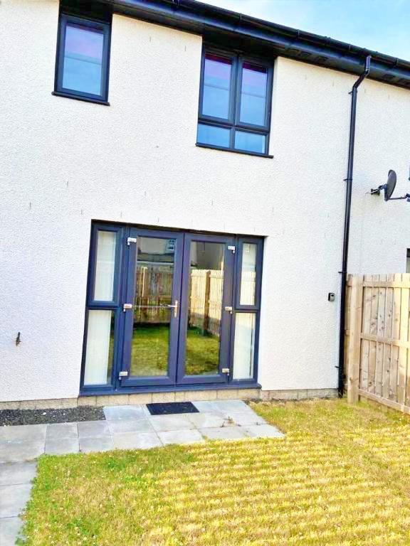 3 Bed House With Parking Near Airport * Эдинбург