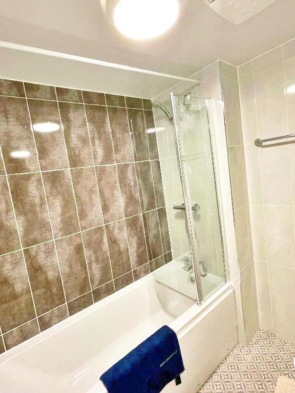 3 Bed House With Parking Near Airport Эдинбург