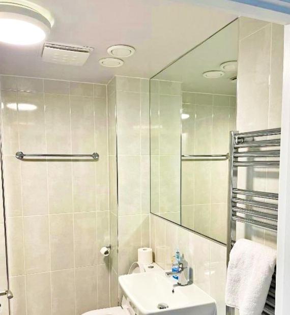 3 Bed House With Parking Near Airport Дом отдыха *