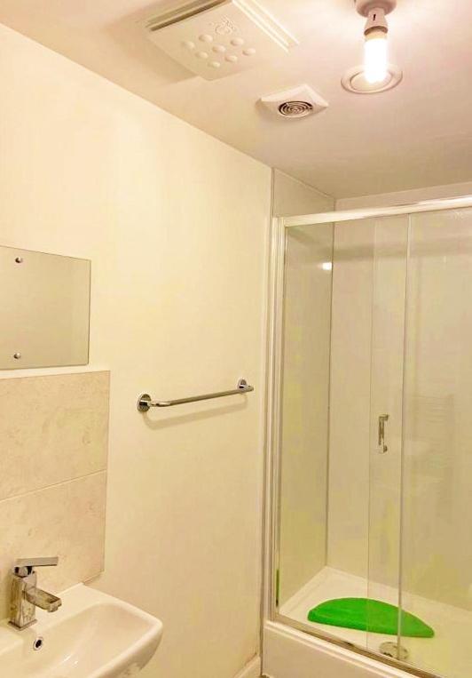 Дом отдыха 3 Bed House With Parking Near Airport *