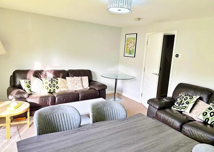 3 Bed House With Parking Near Airport