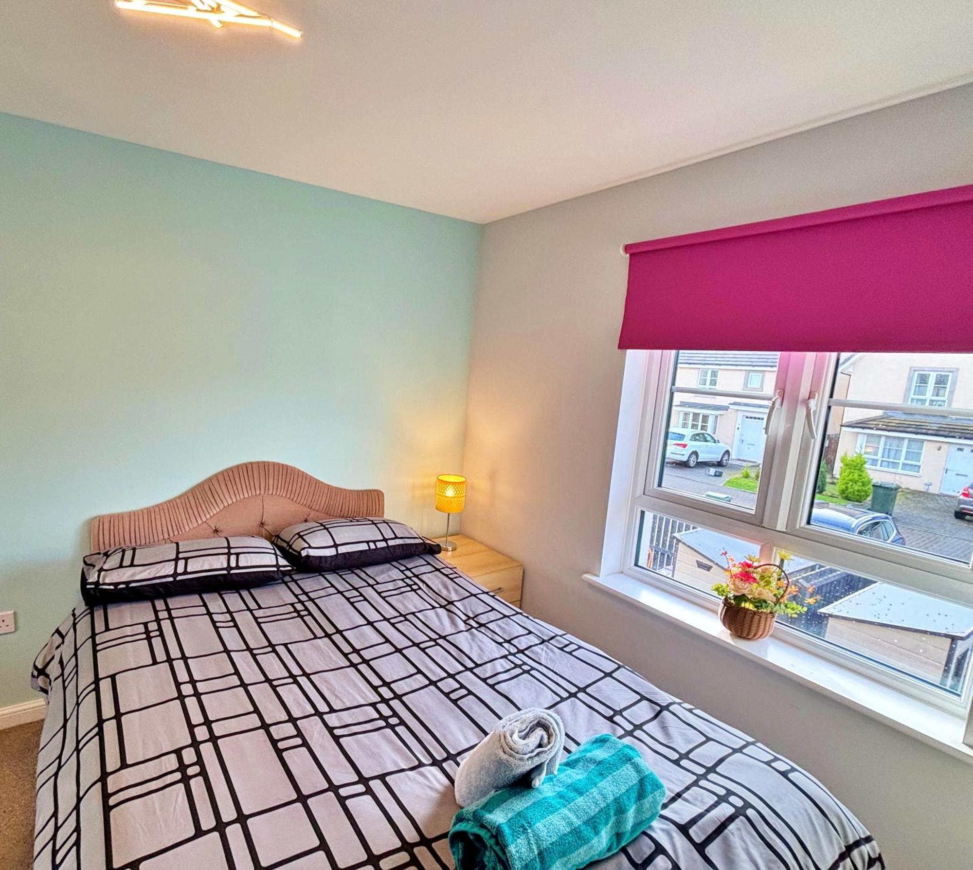 3 Bed House With Parking Near Airport Сasa de vacaciones Edimburgo