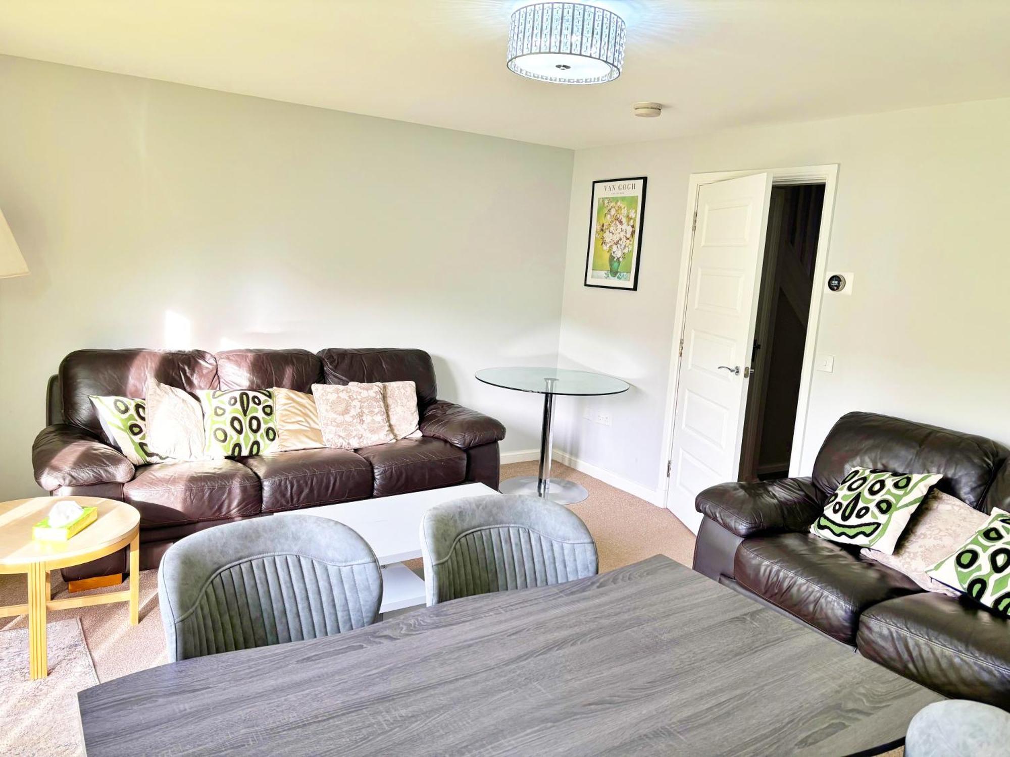 Сasa de vacaciones 3 Bed House With Parking Near Airport