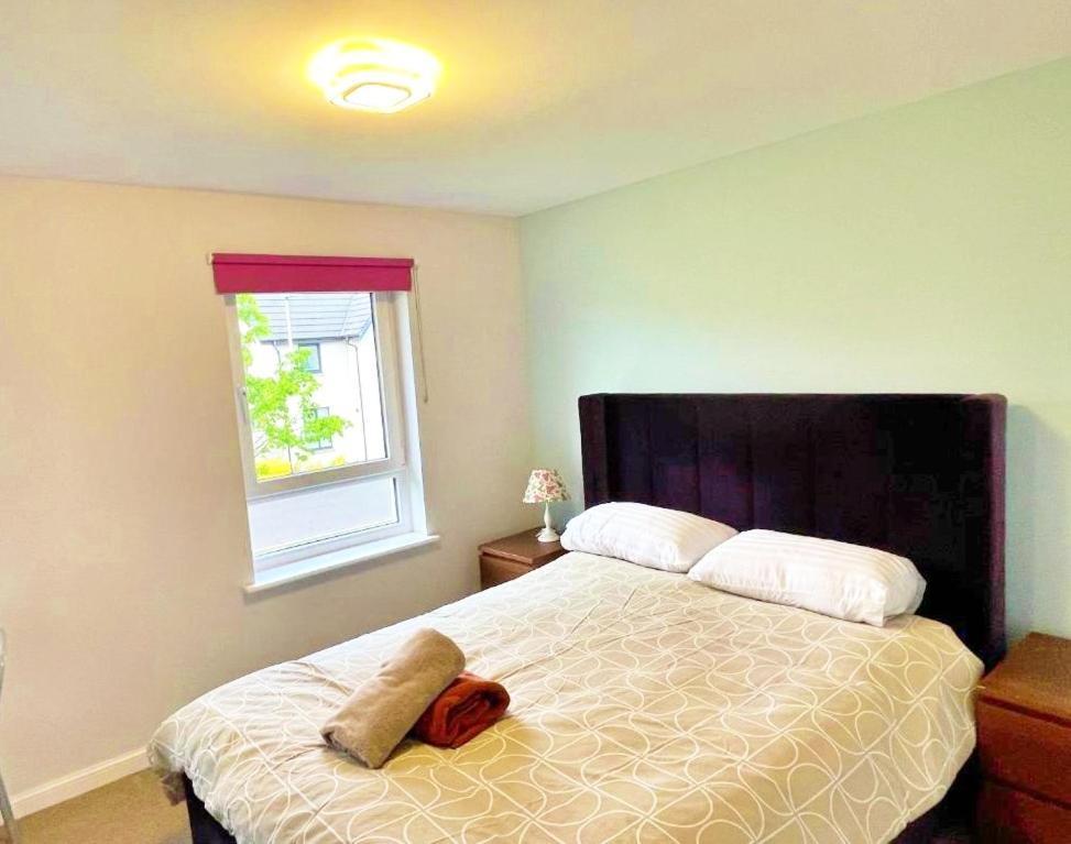 3 Bed House With Parking Near Airport Сasa de vacaciones