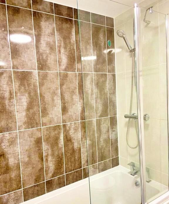 3 Bed House With Parking Near Airport * Edimburgo